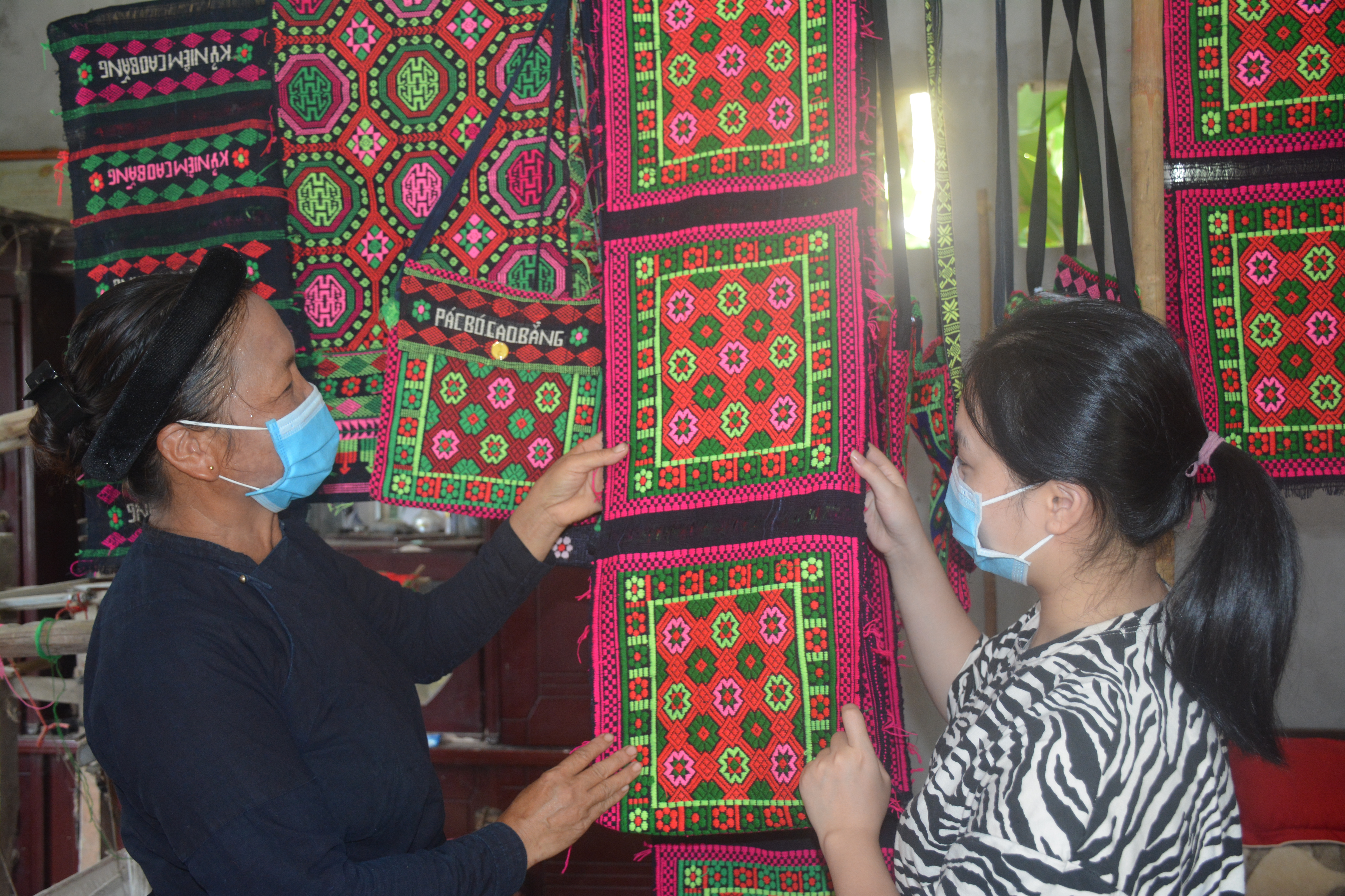 Người giữ gìn nghề dệt thổ cẩm ở Luống Nọi